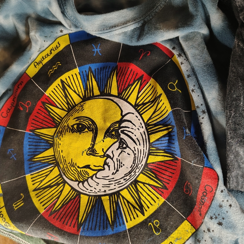 Bundle Of 3 Unique Graphic Tee Medium/Large Astrology, Animal, Art - Picture 9 of 10